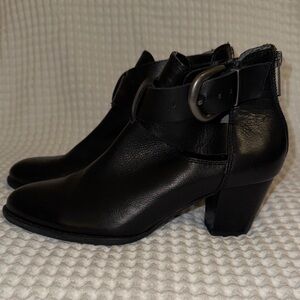 Vionic Black Leather Ankle Booties   Size 8